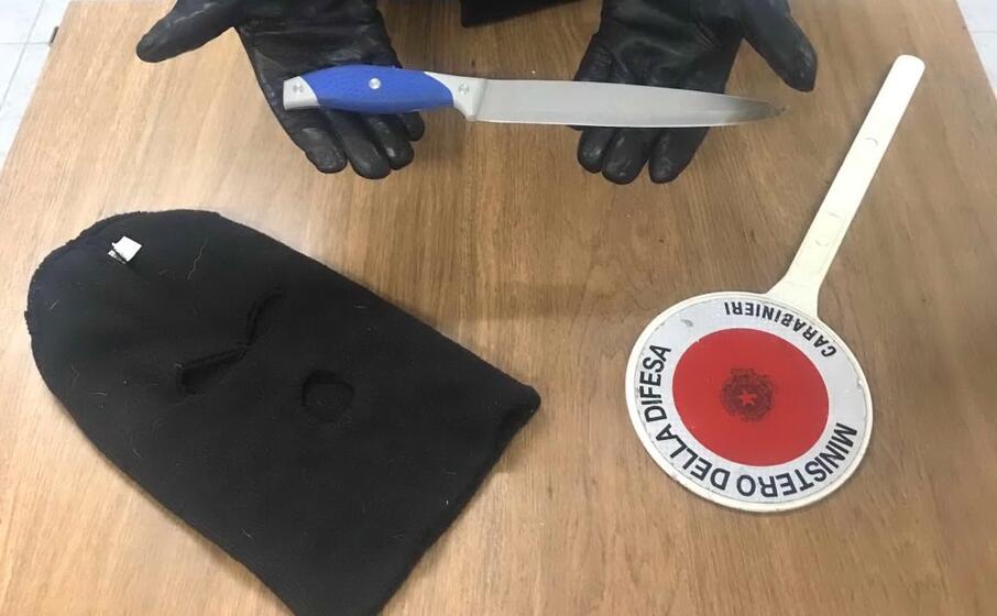 il coltello e il passamontagna in possesso del malvivente (foto carabinieri)