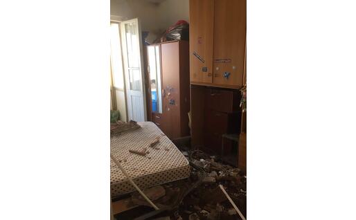 Il crollo del tetto in una casa (foto L'Unione Sarda - Vercelli)
