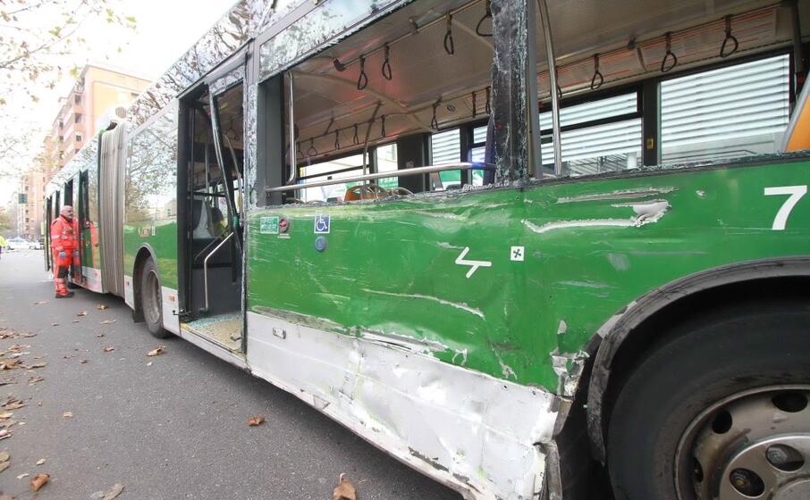 il filobus che si scontrato con un camion amsa a milano (ansa)