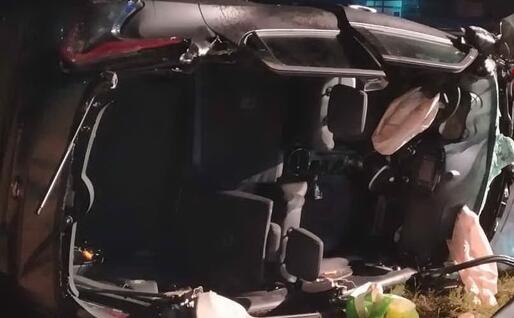 Il veicolo coinvolto nell'incidente mortale (foto Vigili del fuoco)