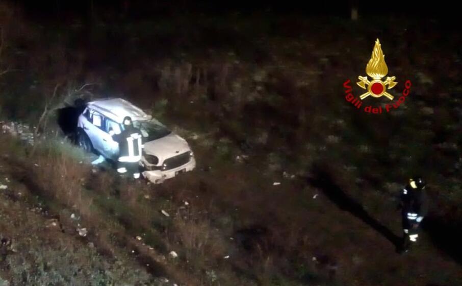 l auto finita fuori strada (foto vigili del fuoco)