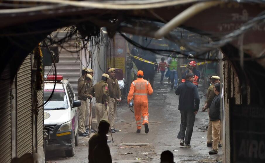 India, fuoco in mercato a Delhi: 34 morti India, fuoco in mercato a Delhi: 34 morti