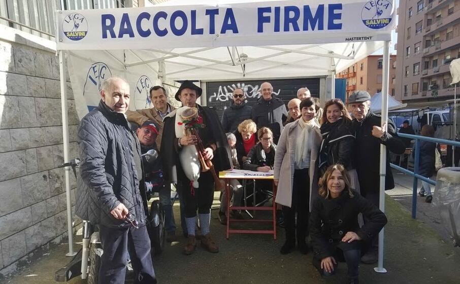 un gazebo a cagliari (foto lega sardegna)