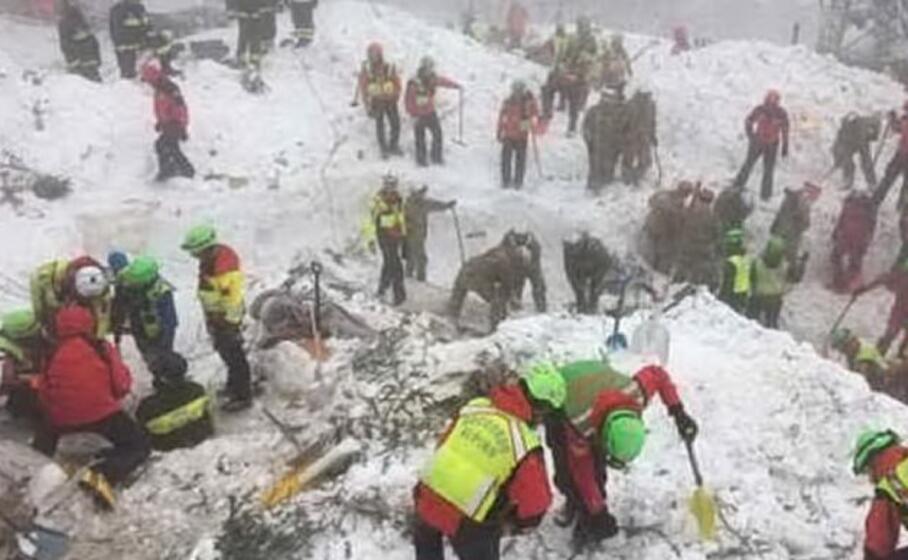 i soccorsi all hotel rigopiano dopo la tragedia (archivio l unione sarda)