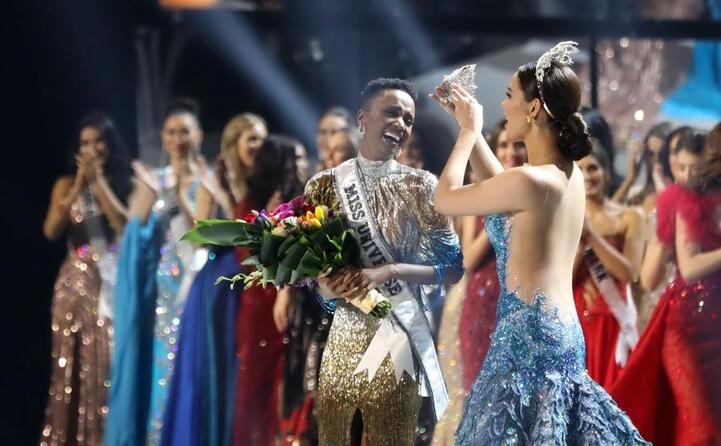 https://www.unionesarda.it/foto/previewfotoprogressivejpeg/2019/12/09/il_momento_dell_incoronazione_da_parte_di_miss_universo_2018_catriona_gray-722-446-875621.jpg?bgcolor=202020 https://www.unionesarda.it/foto/previewfotoprogressivejpeg/2019/12/09/il_momento_dell_incoronazione_da_parte_di_miss_universo_2018_catriona_gray-722-446-875621.jpg?bgcolor=202020