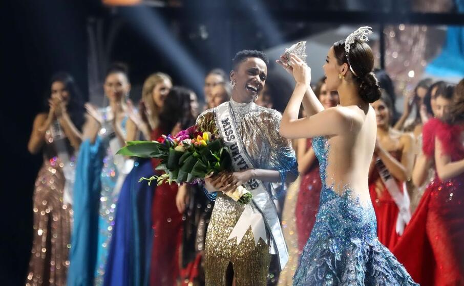 il momento dell incoronazione da parte di miss universo 2018 catriona gray