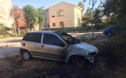 La seconda auto data alle fiamme (foto Elia Sanna)