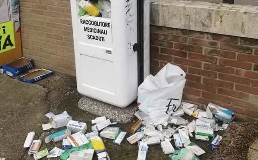 medicinali gettati in terra a terralba (foto s pinna)