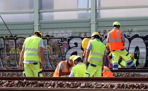 Operai al lavoro sulla cabina elettrica di Rovezzano, vicino a Firenze (Ansa)