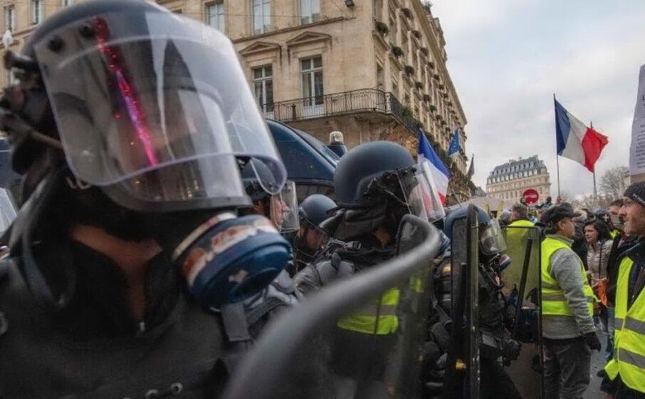 un immagine dagli scontri a parigi (archivio l unione sarda)