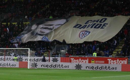 Uno striscione per Davide Astori (Ansa)