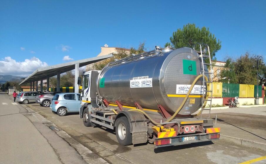 il servizio di autobotte di abbanoa stazioner tutti i pomeriggi in via satta (l unione sarda foto farris)