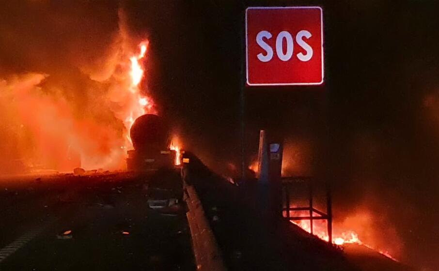 l incendio scoppiato dopo lo scontro (foto polizia stradale)