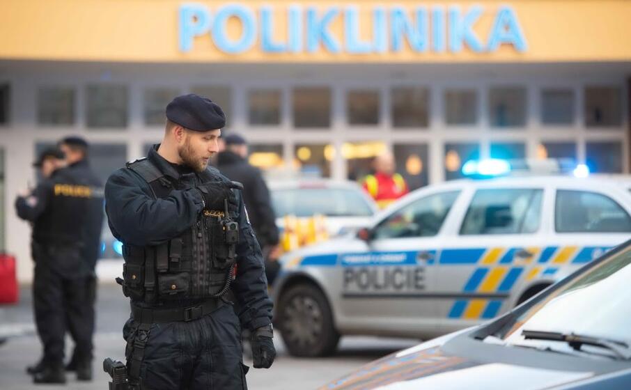 la polizia davanti all ospedale di ostrava (epa kabon)