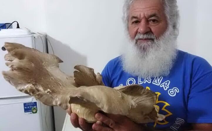 pinuccio loi con un gigantesco fungo trovato nei boschi di sinnai