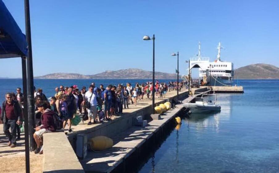 sbarco di turisti all asinara (foto l unione sarda pala)