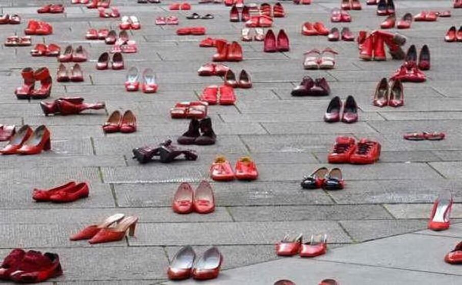 scarpette rosse simbolo della lotta contro la violenza sulle donne (foto archivio l unione sarda)