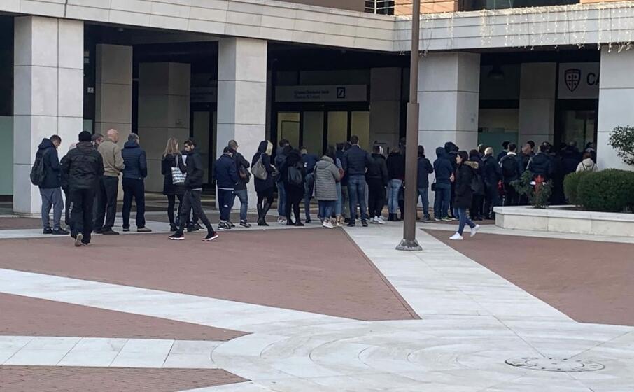 tifosi in fila davanti al cagliari store di piazza unione sarda (foto us)