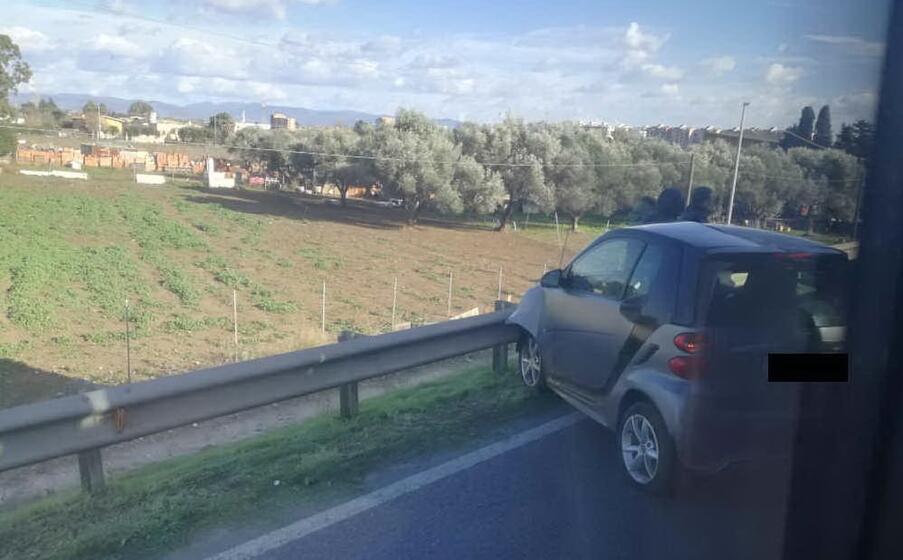 un auto contro il guard rail