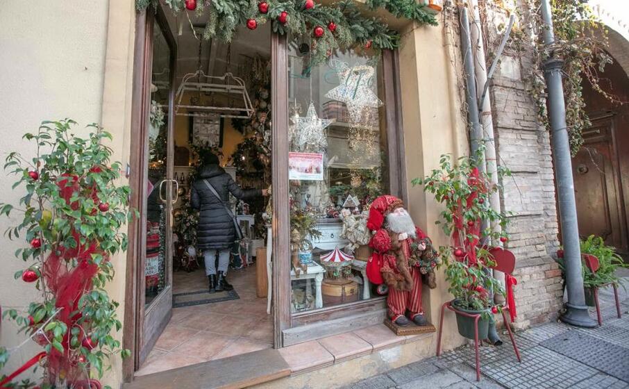 una vetrina addobbata in via porcu (foto g daga)