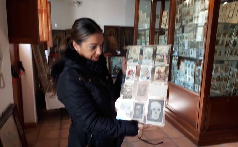 donatella musiu con alcune delle reliquie