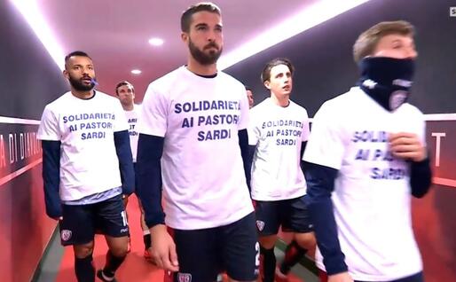I giocatori del Cagliari all'ingresso in campo con la maglia in solidarietà ai pastori (Sky - Ansa)