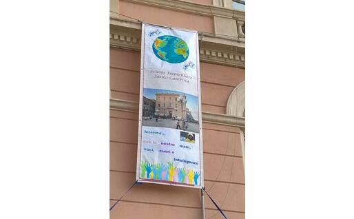 Il manifesto appeso fuori dalla scuola (foto @SantaCaterina)