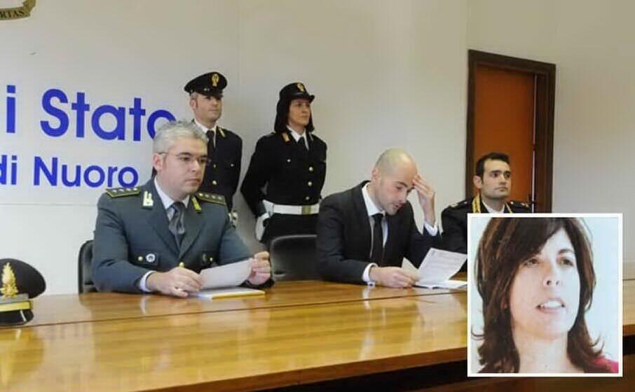 la conferenza stampa della questura al momento delle perquisizioni nel riquadro lucia dettori (archivio l unione sarda)