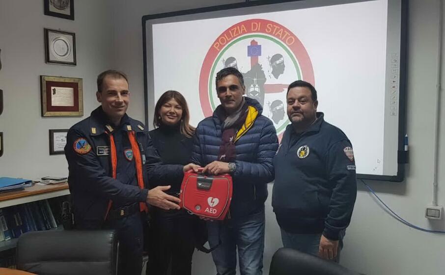 la consegna del defibrillatore (foto elia sanna)
