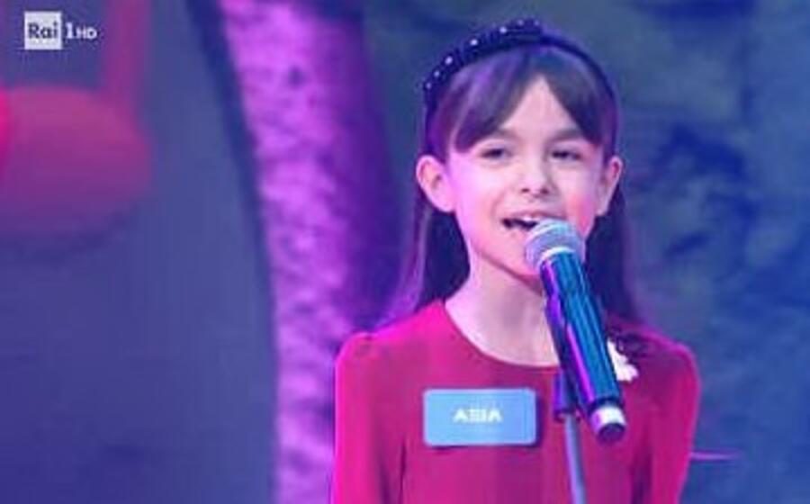 la piccola asia sul palco dello zecchino d oro (foto da frame video raiplay)