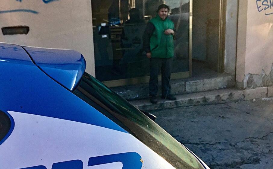 mario caredda davanti alla falegnameria (foto a piras)