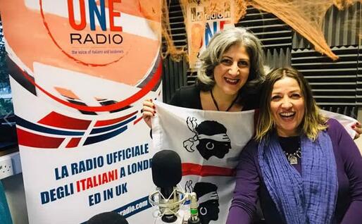 Rita Burrai e la cantante jazz Filomena Campus durante un evento promosso dalla Sardinian Embassy di Londra (foto da Facebook)