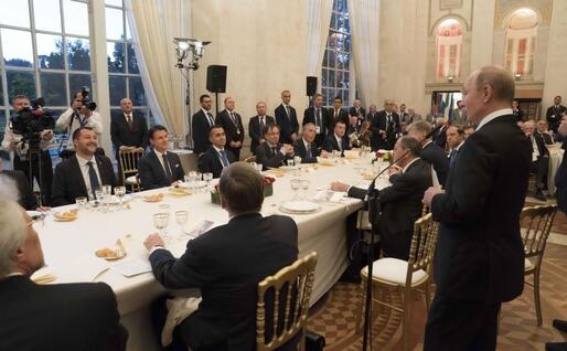 Un'altra immagine di quella cena (Ansa)