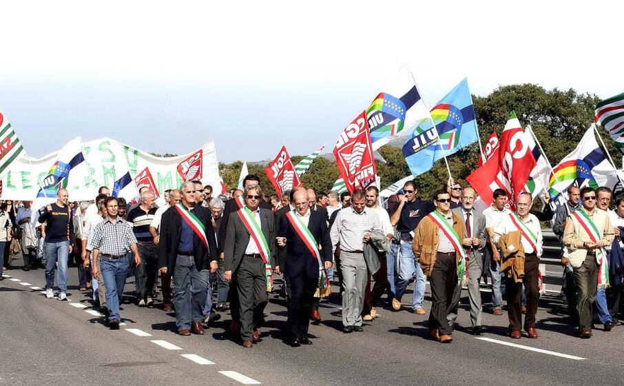 una manifestazione di lavoratori legler (archivio l unione sarda luciani)