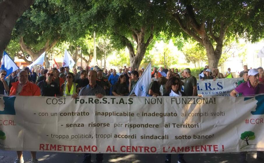 una protesta dei dipendenti forestas (archivio l unione sarda)