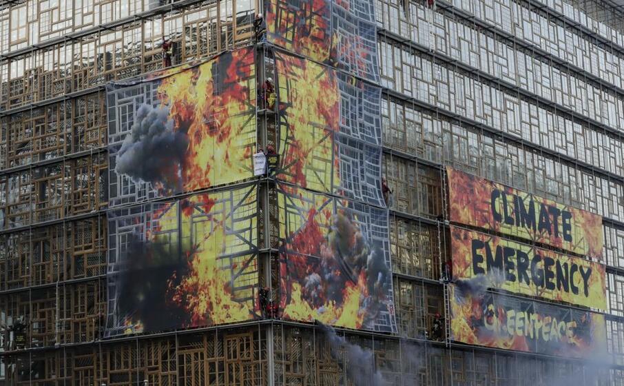 bruxelles greenpeace brucia il palazzo del consiglio ue