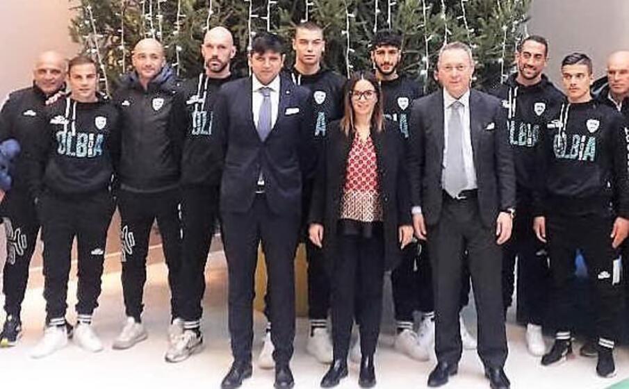 foto di gruppo sotto l albero di natale del mater olbia (in primo piano salvagno falsetti e marino)