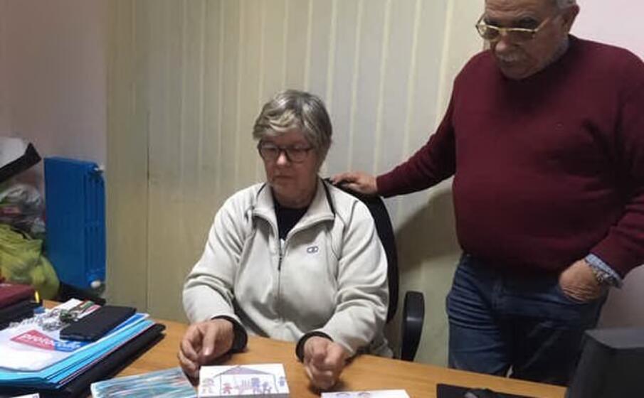 i dirigenti onlus asp con le cartoline (foto a scano)