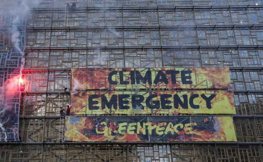 i manifestanti hanno appeso striscioni e cartelli per tutto l edificio