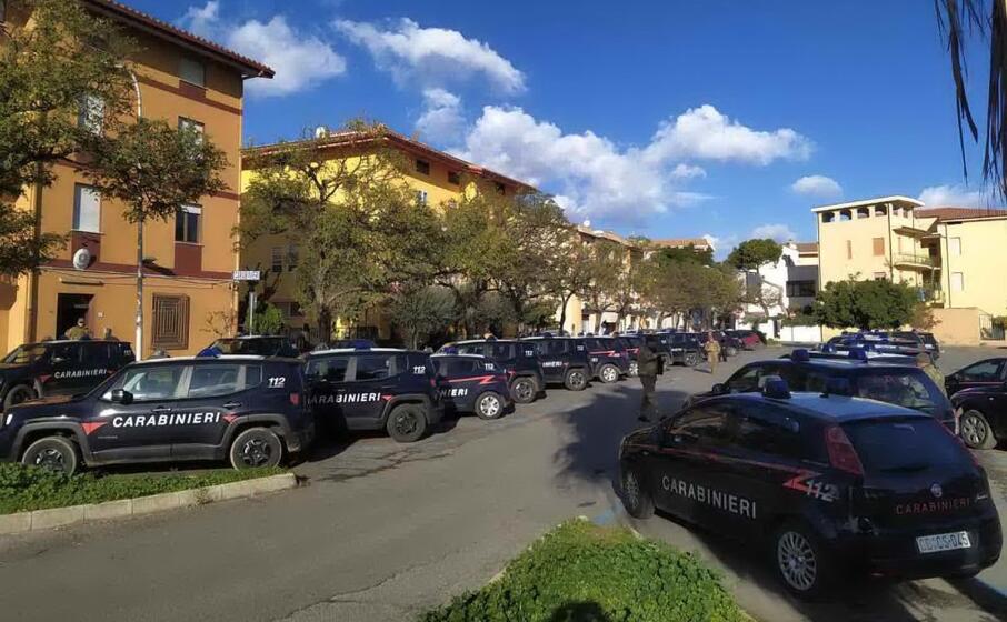 il dispiegamento di mezzi davanti alla caserma di via cedrino (foto secci)