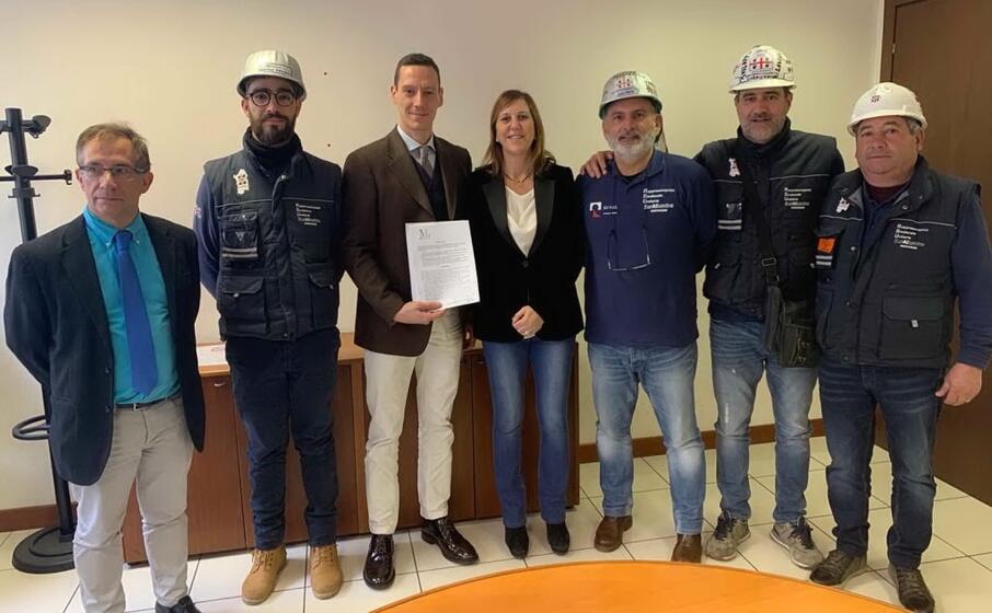 l assessore alessandra zedda con il funzionario del ministero del lavoro e la rsu eurallumina (foto ufficio stampa ras)