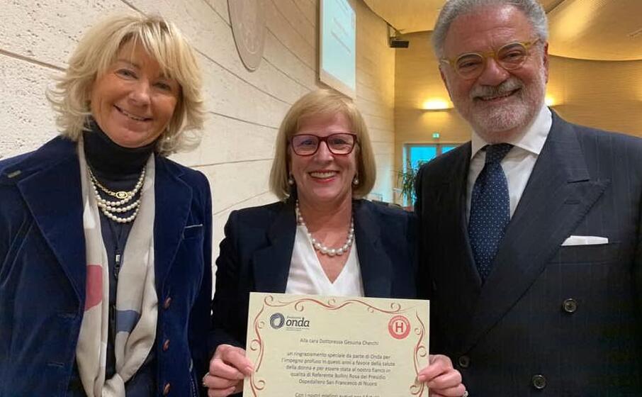 la dottoressa cherchi (al centro) premiata per l impegno profuso a favore dell associazione onda (foto ufficio stampa)