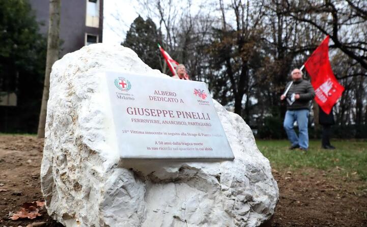 la lapide che a milano ricorda giuseppe pinelli