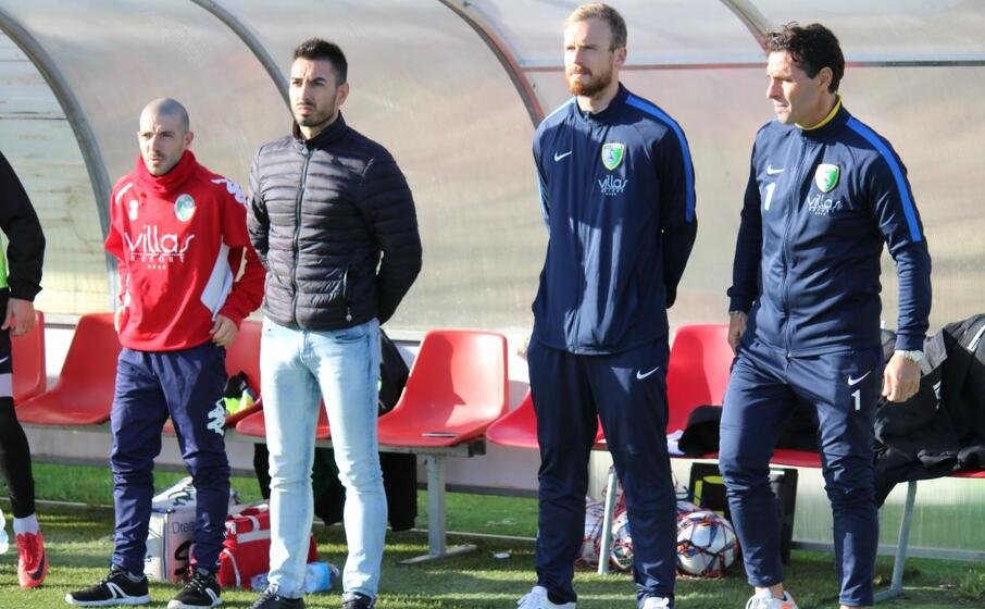 lo staff tecnico del castiadas con il team manager stefano d apice (foto andrea serreli)