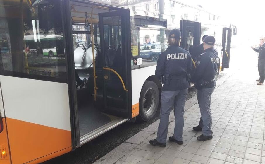 poliziotti vicino a un bus (foto andrea piras)
