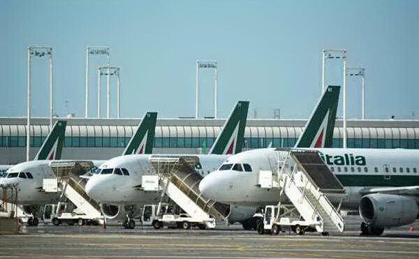 alitalia aerei a fiumicino (foto archivio l unione sarda)