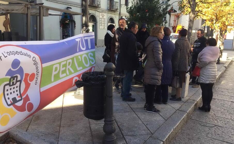 il banchetto per la raccolta delle firme a difesa dell ospedale di lanusei in piazza vittorio emanuele (foto l unione sarda)