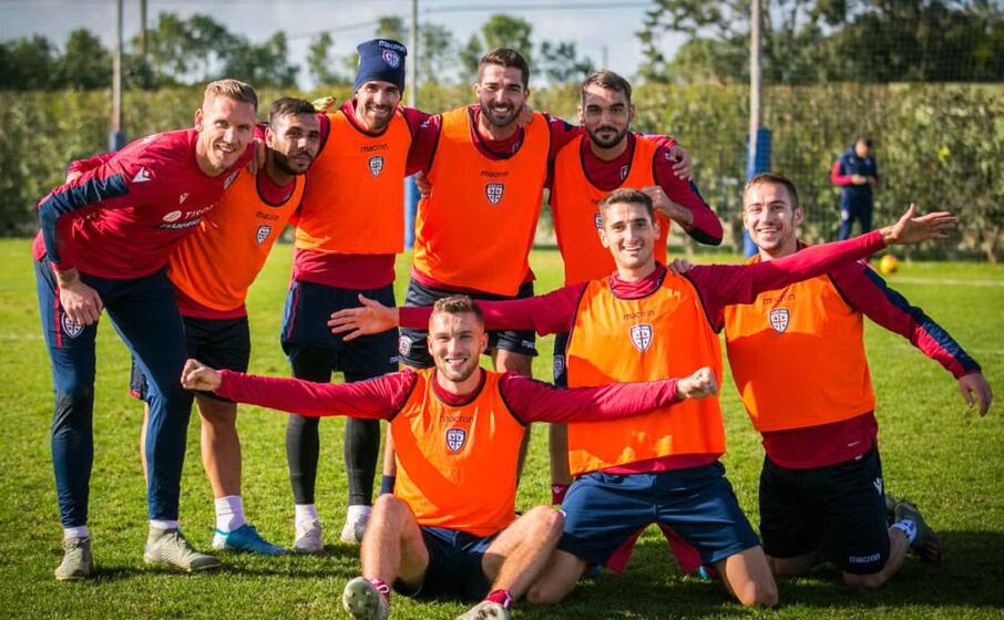 il cagliari durante l allenamento (foto twitter club)
