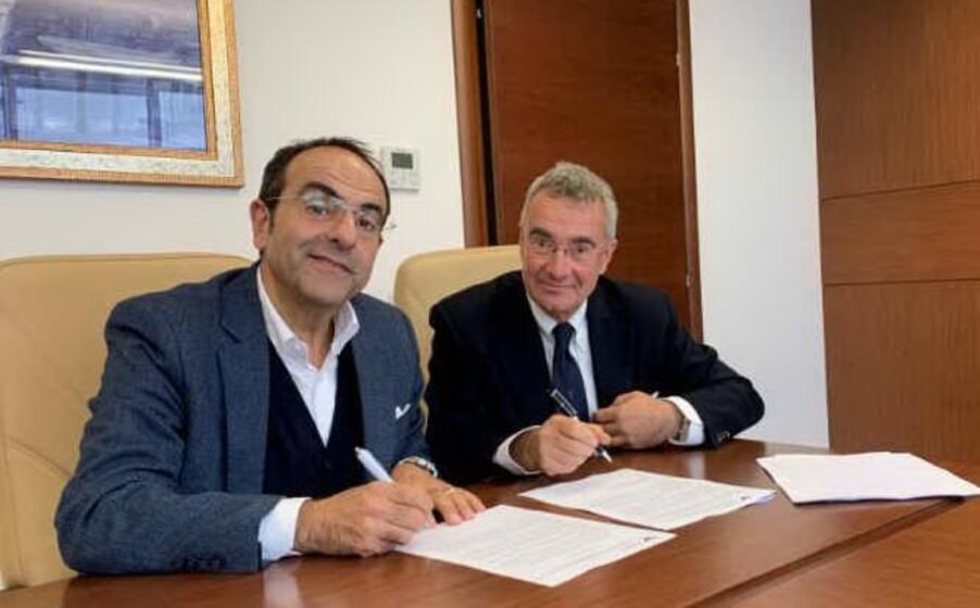 la firma della concessione (foto ufficio stampa)