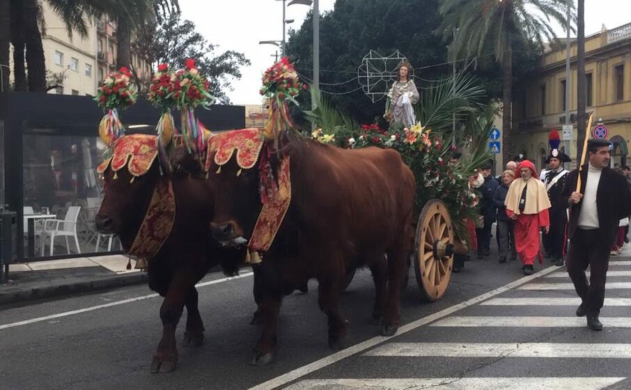 la processione di santa lucia attraversa piazza roma